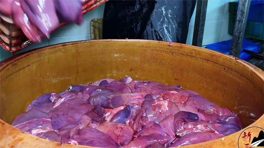 四川小伙做凤眼猪肝，1斤狂塞12个咸蛋黄，金丝楠木熏48小时