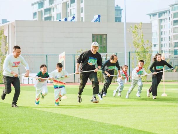 (济南高新区御山台学校在操场举行亲子运动会)