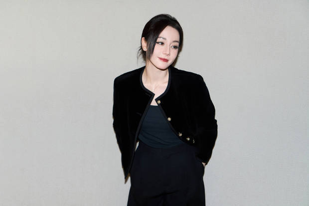 迪丽热巴的五官精致，颜值在线。