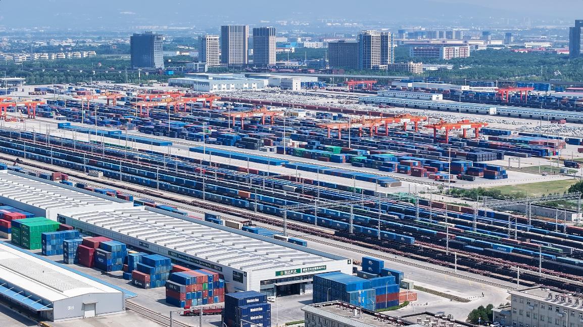 图为2025年8月,西安国际港站等待运输出口的货物。西安浐灞国际港供图