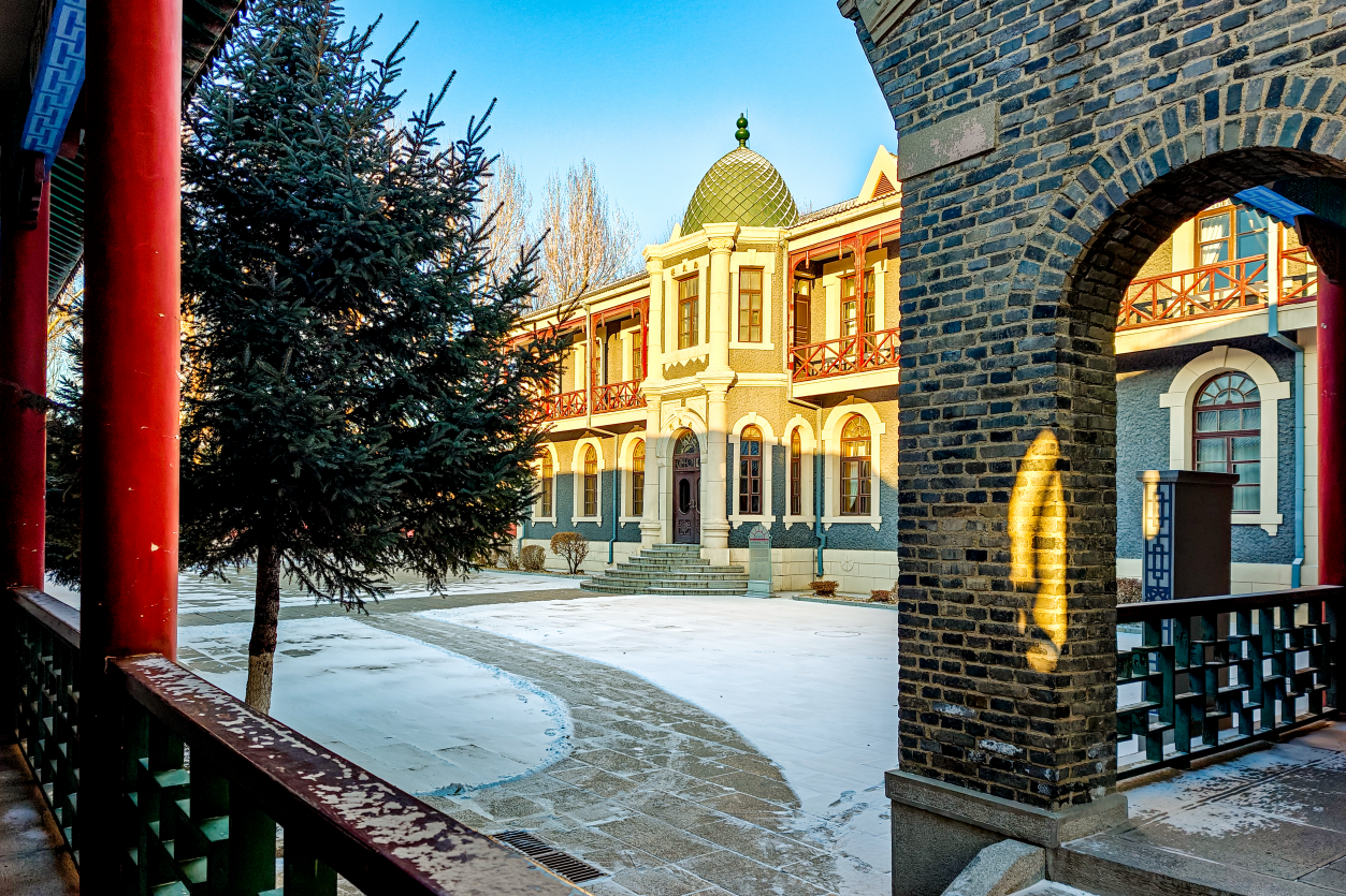 初雪朝阳布洒在长春伪满皇宫。杨铭/摄