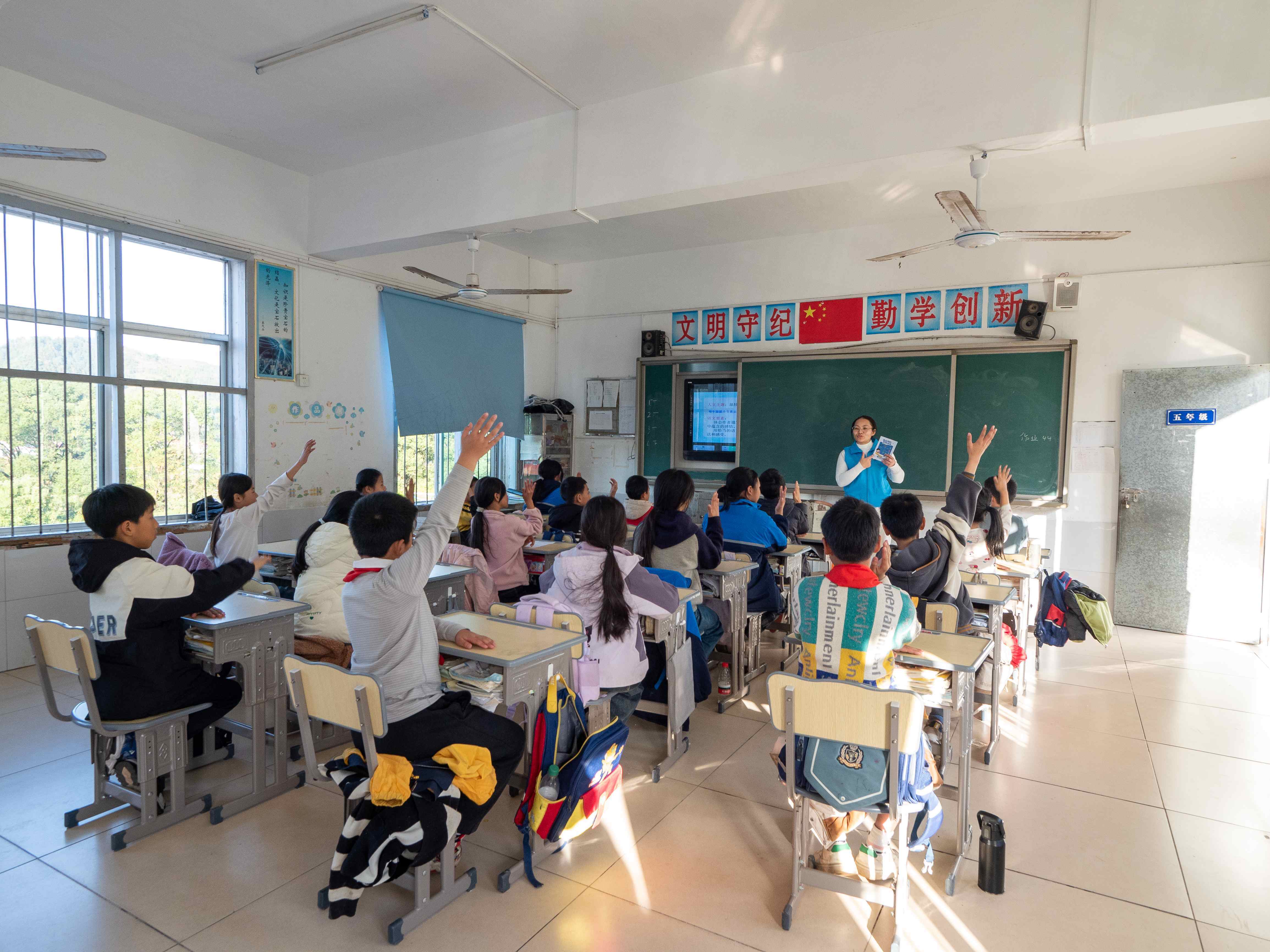 深湘牵手,暖冬助学——党建引领下的西乡街道禁毒公益行动走进攸县