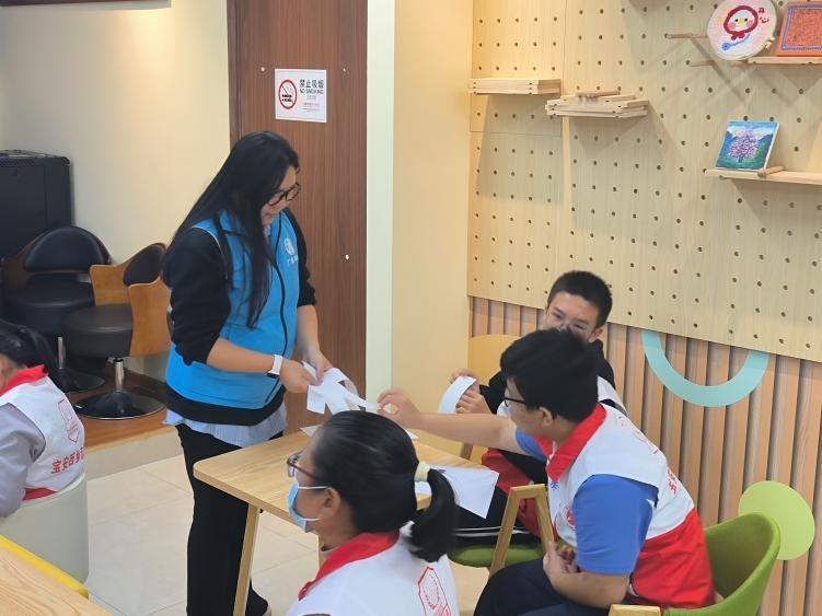 志愿者参与互动游戏