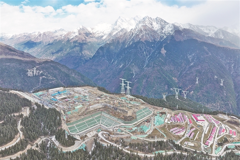 11月19日，位于四川省阿坝藏族羌族自治州理县米亚罗镇胆杆村的阿坝1000千伏变电站，雪山环绕，蔚为壮观，工人们千方百计攻坚克难，有序推进项目建设。该变电站矗立在海拔3620米高山上，被称为“世界海拔最高的特高压变电站”。