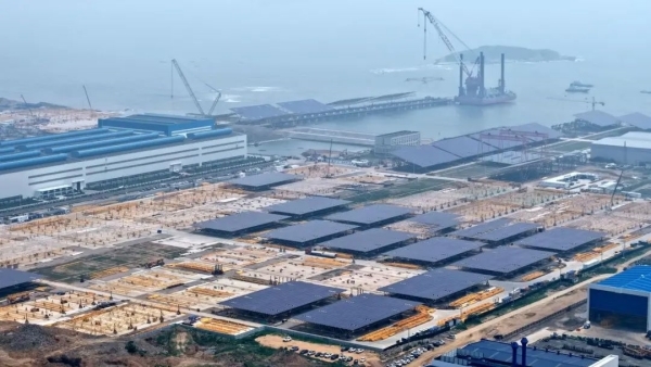 (青岛即墨的全国首个桩基固定式海上光伏项目)