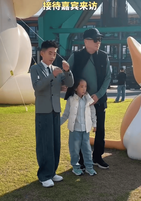 Jasper与弟弟同框合影。