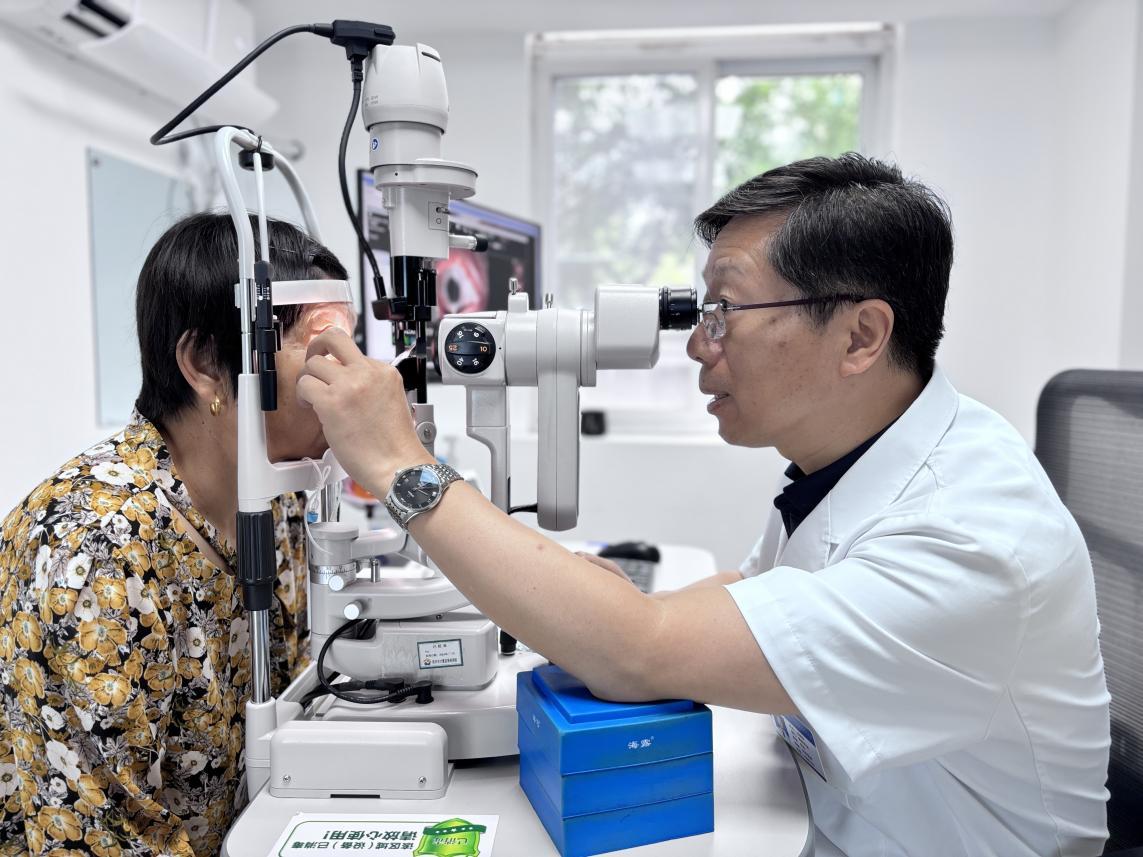 王林农正在为眼病患者认真检查