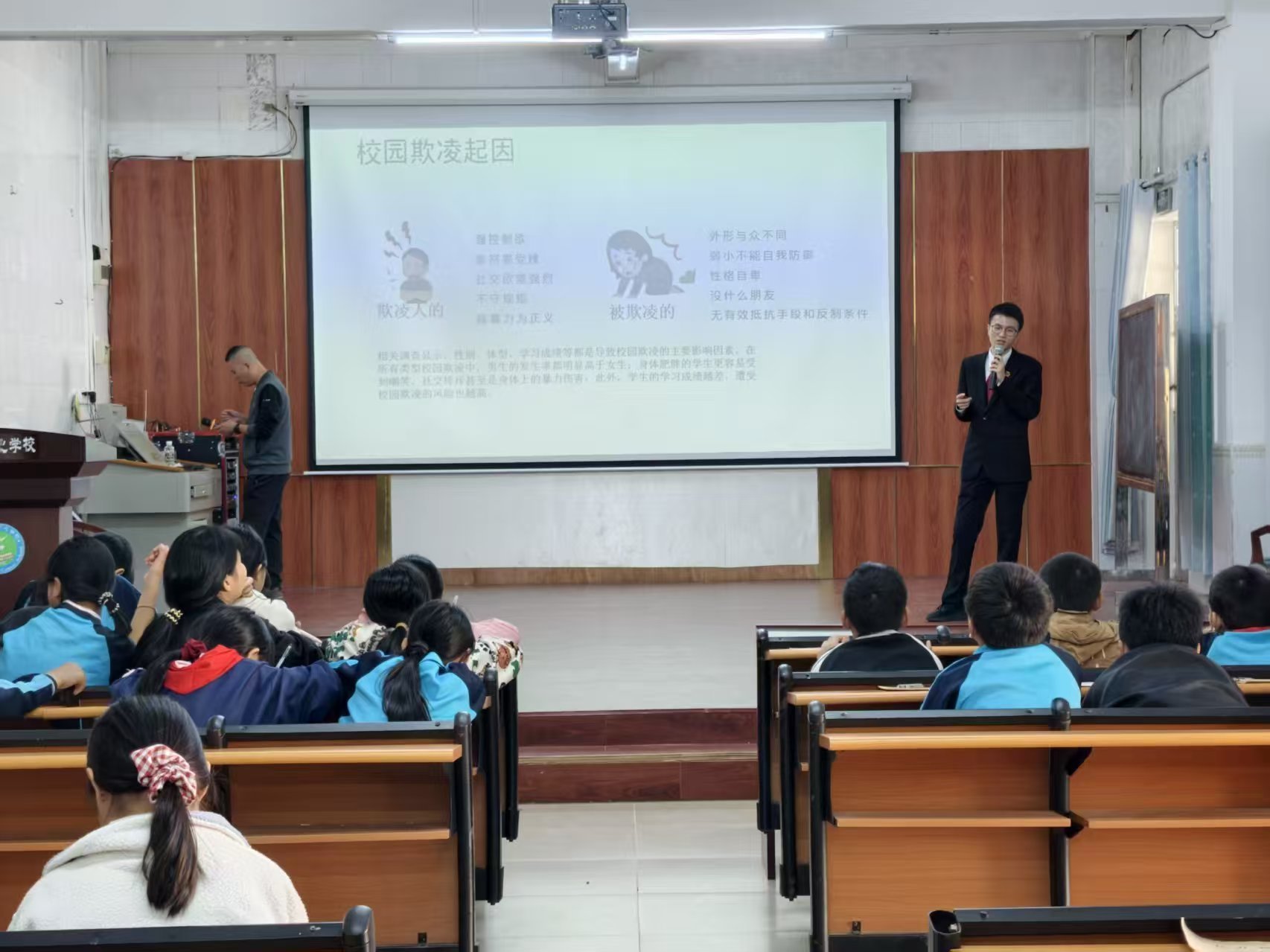 守护青春，“宪”在行动——保亭法院集中开展宪法宣传暨“法治进校园”活动