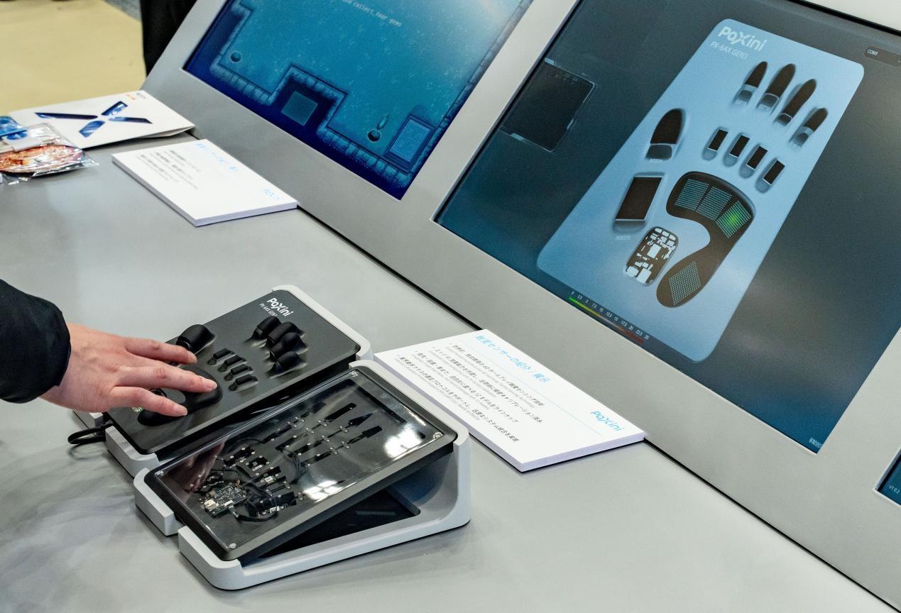 观众正在体验帕西尼多维触觉传感器Demo