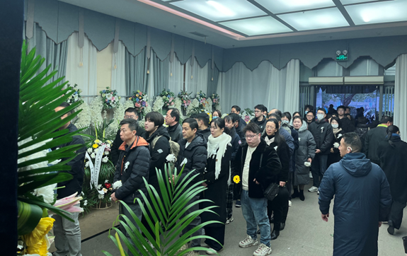 人们缓步向丁少华遗体告别