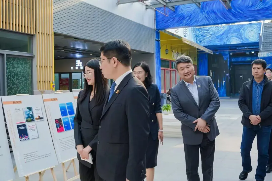 嘉宾参观“郑永年学术编年”图片展