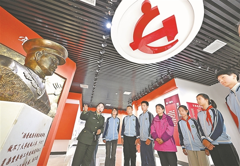 11月26日，在莲花县甘祖昌“不忘初心”事迹陈列馆，甘公荣和孩子们一起重温甘祖昌将军的红色故事，传承红色基因。