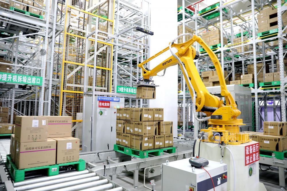 码垛机器人在分拣货物（江国军 钟慧 宋靖辉 摄）