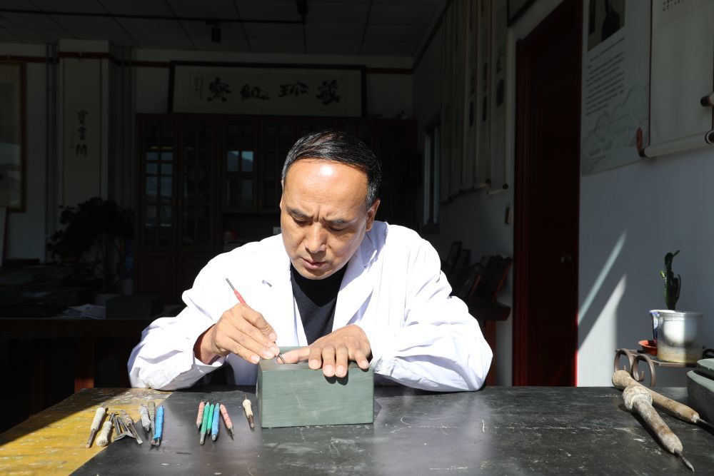 卢保胜在工作室创作洮砚　新华社记者　梁军　摄