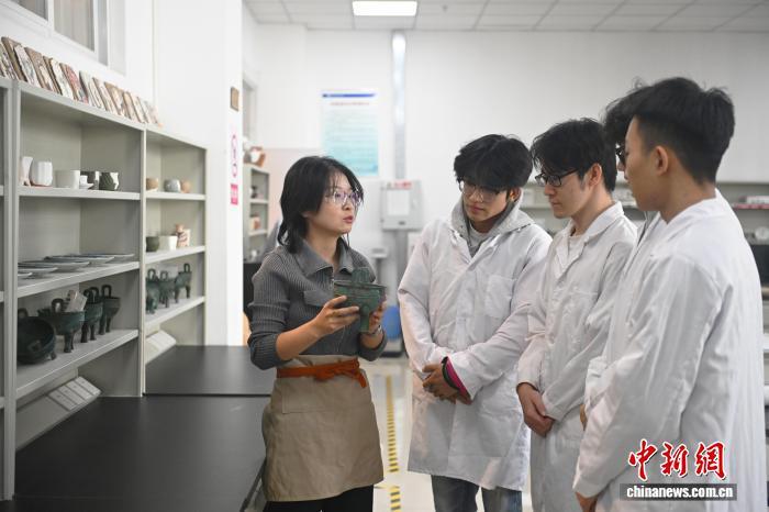 11月20日，在位于甘肃省兰州市的兰州职业技术学院内，文物修复与保护专业学生学习金属文物保护技术课程。李亚龙　摄