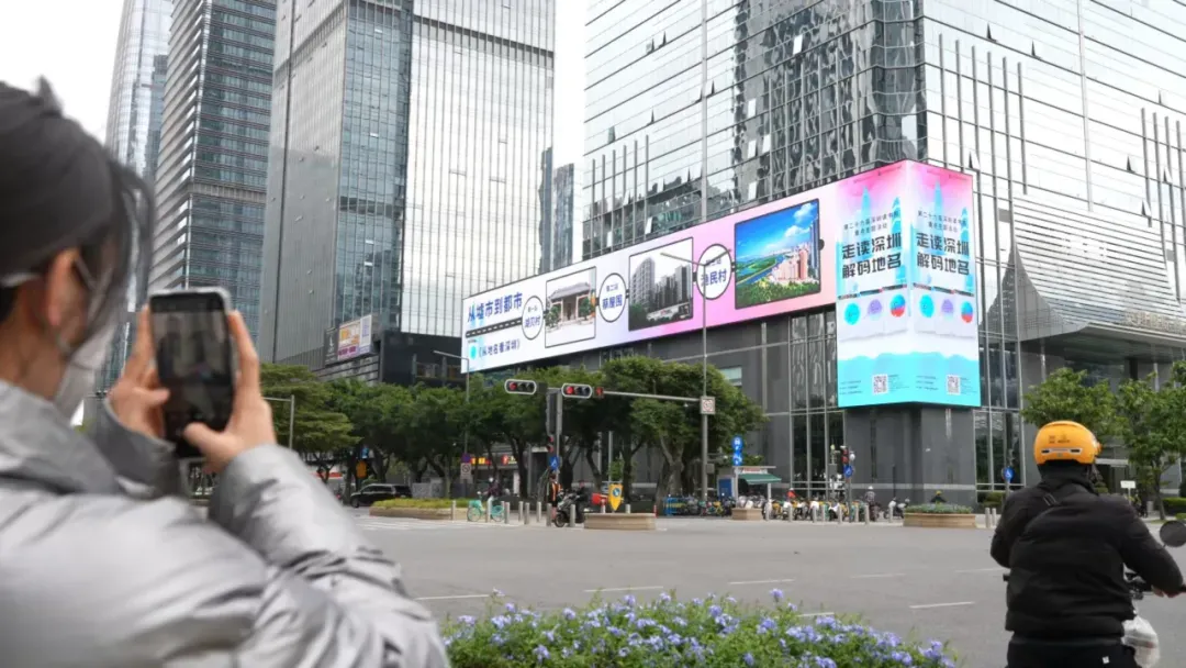 数据显示，深圳福田CBD 裸眼 3D 巨幕的播放内容，吸引超50万人次驻足观看。在寸土寸金的CBD，以如此震撼的裸眼3D形式为图书与文化活动造势，放眼全国都实属少见，尽显深圳对本土文脉传承的极致重视。从“文脉·深圳”丛书的精心编撰，到“解码地名文脉，走读深圳记忆”系列活动的全域铺开，深圳正以书籍为锚点、以活动为纽带，将本土文化传播推向新高度。