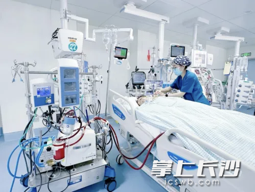 患者突发晕厥,意识丧失,被转运至长沙市第四医院滨水新城院区进行救治。 均为长沙晚报通讯员宋丹、王晓慧供图