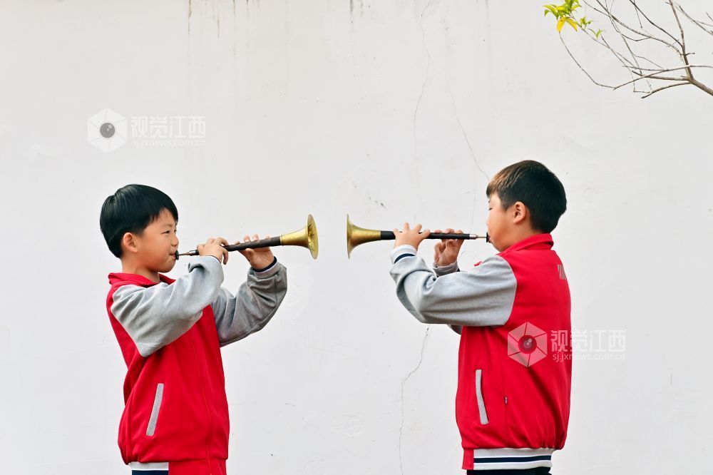 2025年12月2日，在江西省宜春市万载县高村镇中心小学，学生在课间练习唢呐。
