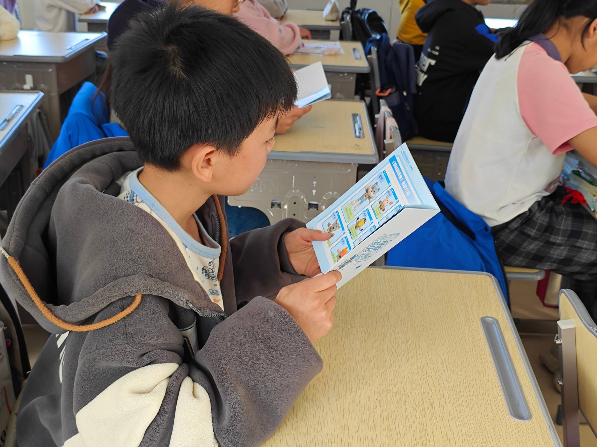 深湘牵手,暖冬助学——党建引领下的西乡街道禁毒公益行动走进攸县