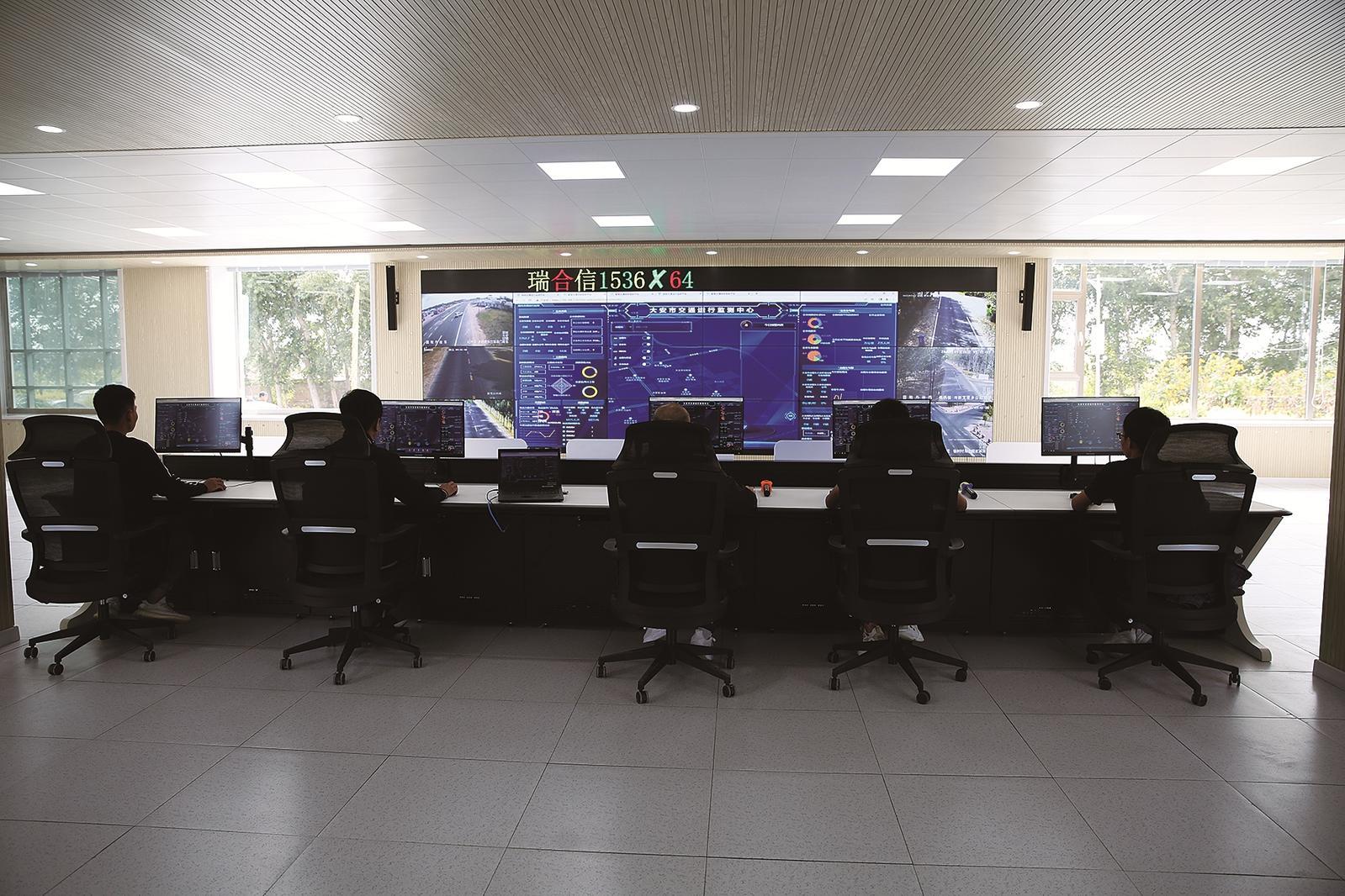 大安市交通运行监测中心对全域交通运行状态进行实时监测。