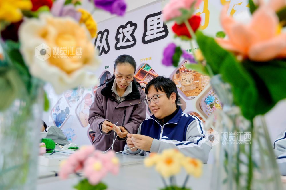2025年12月4日,在江西省吉安市峡江县职业中专,学生在老师的指导下练习针织。
