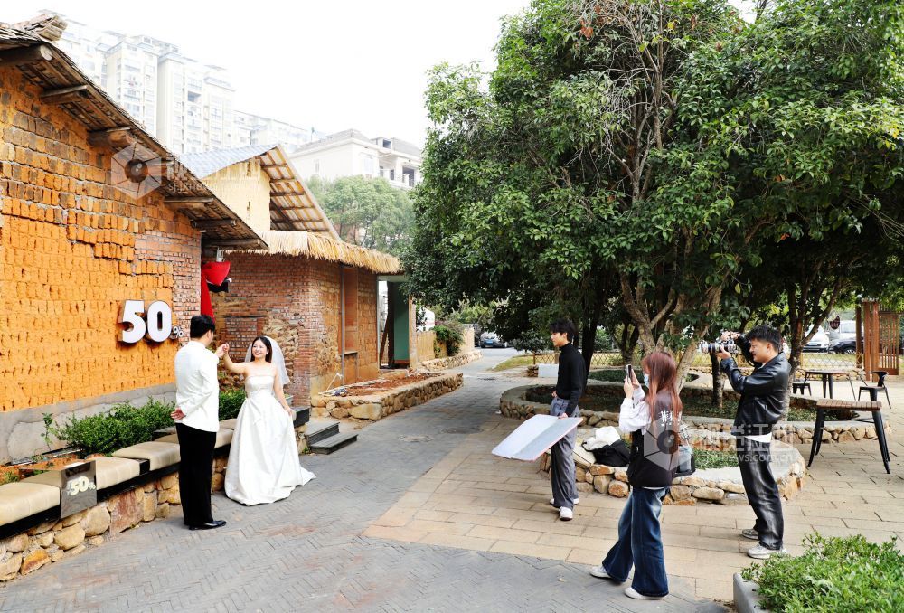 12月2日,一对新人在江西省新余市渝水区城北街道蛤蟆山村拍婚纱照。