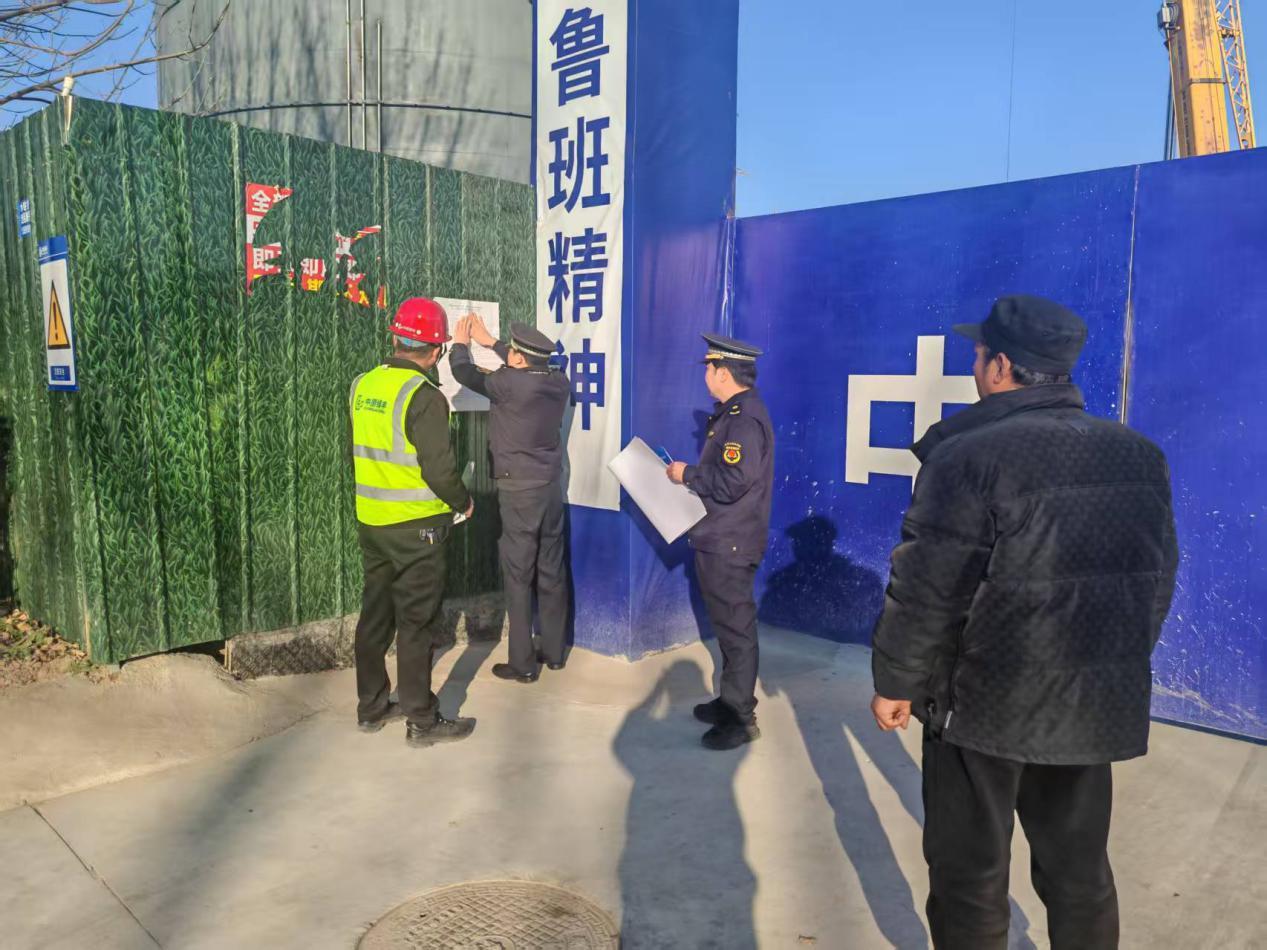 城管人员进入工地张贴公告宣传