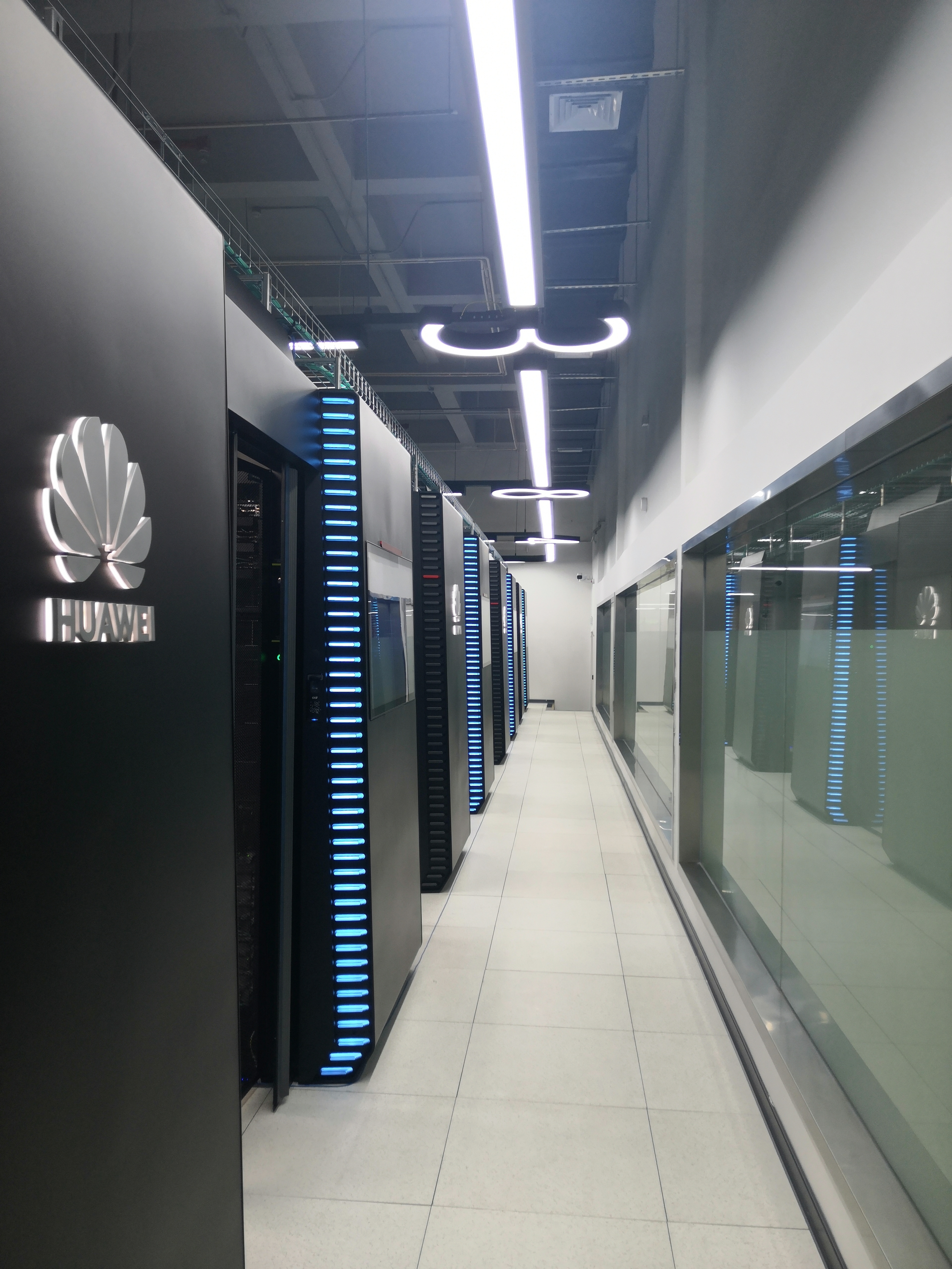 深圳首例昇腾384超节点算力集群落地商用——点亮粤港澳大湾区国产算力“天花板”！