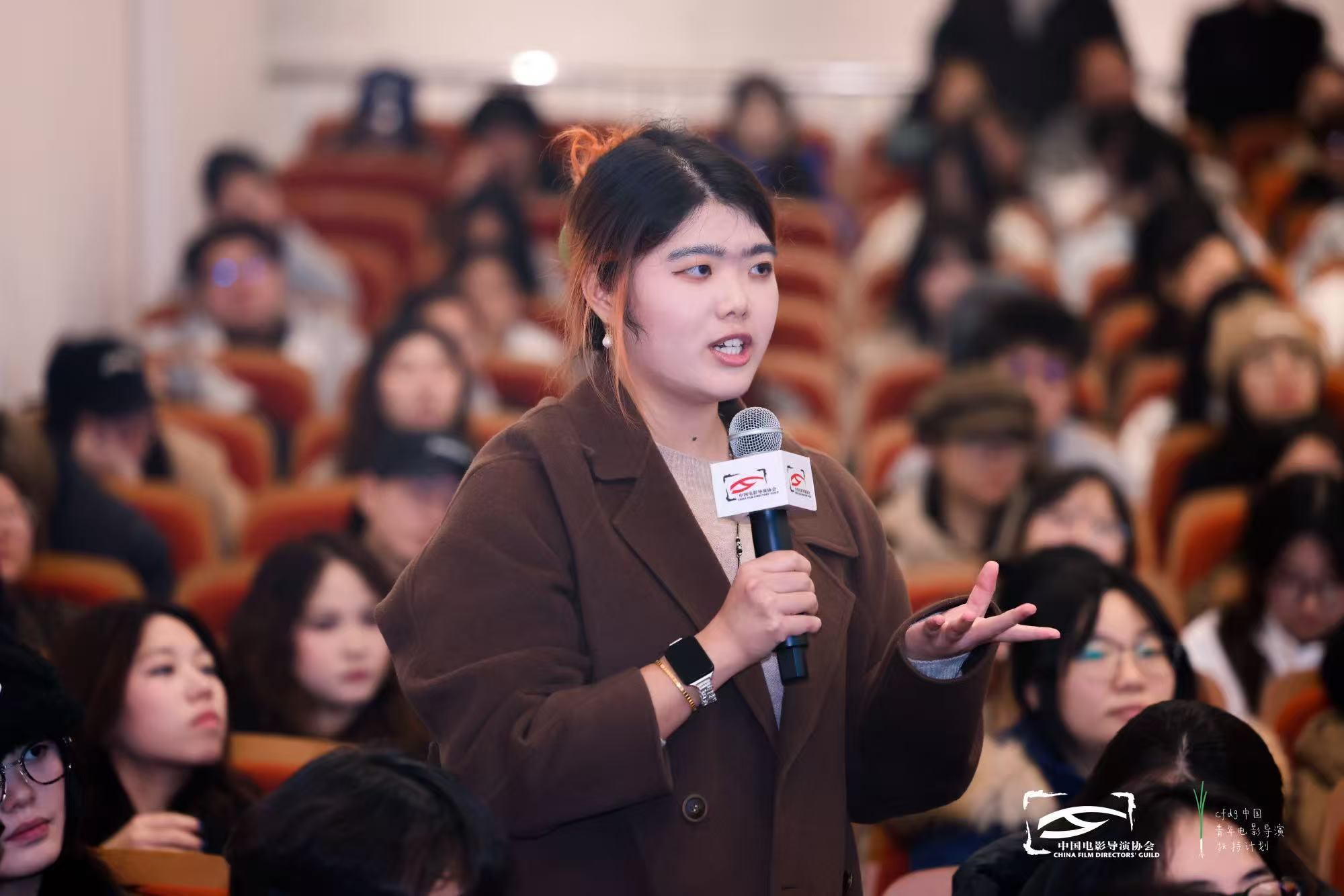 2025青葱校园行走进成都 王红卫携青年导演推介青葱计划