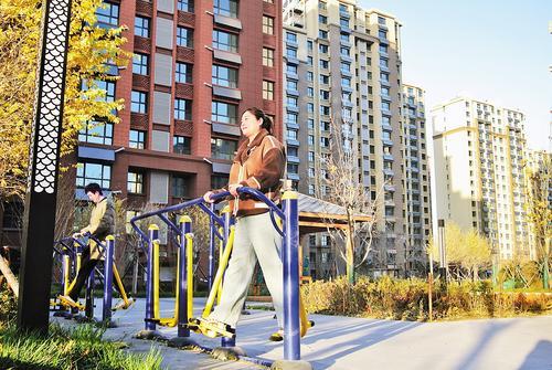 11月25日，在沧州市运河区通惠园小区，居民正在健身。 本组图片由本报记者王雅楠摄