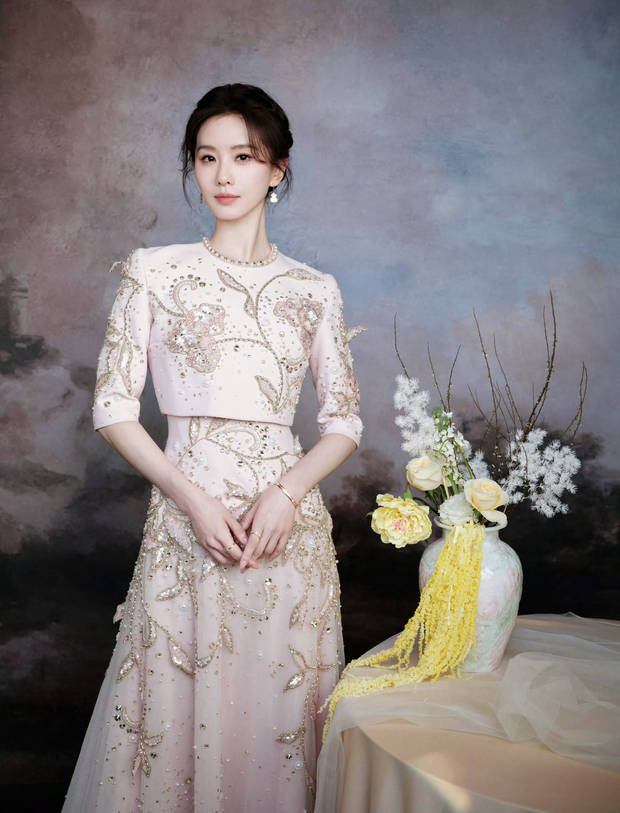 刘诗诗大气优雅。