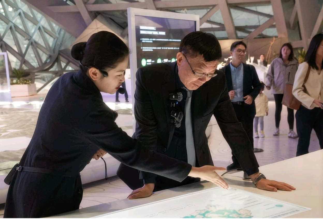 苑举正参访深圳城市规划与现代艺术馆