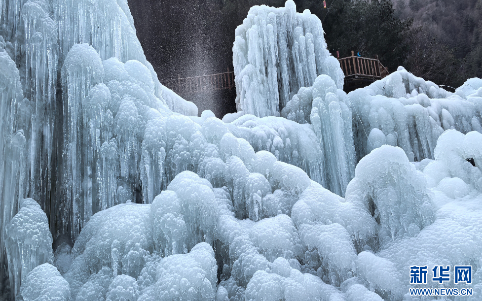 甘肃大墩峡开启冰雪模式