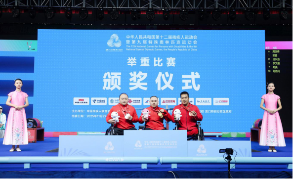 举重运动员邹益（左一）