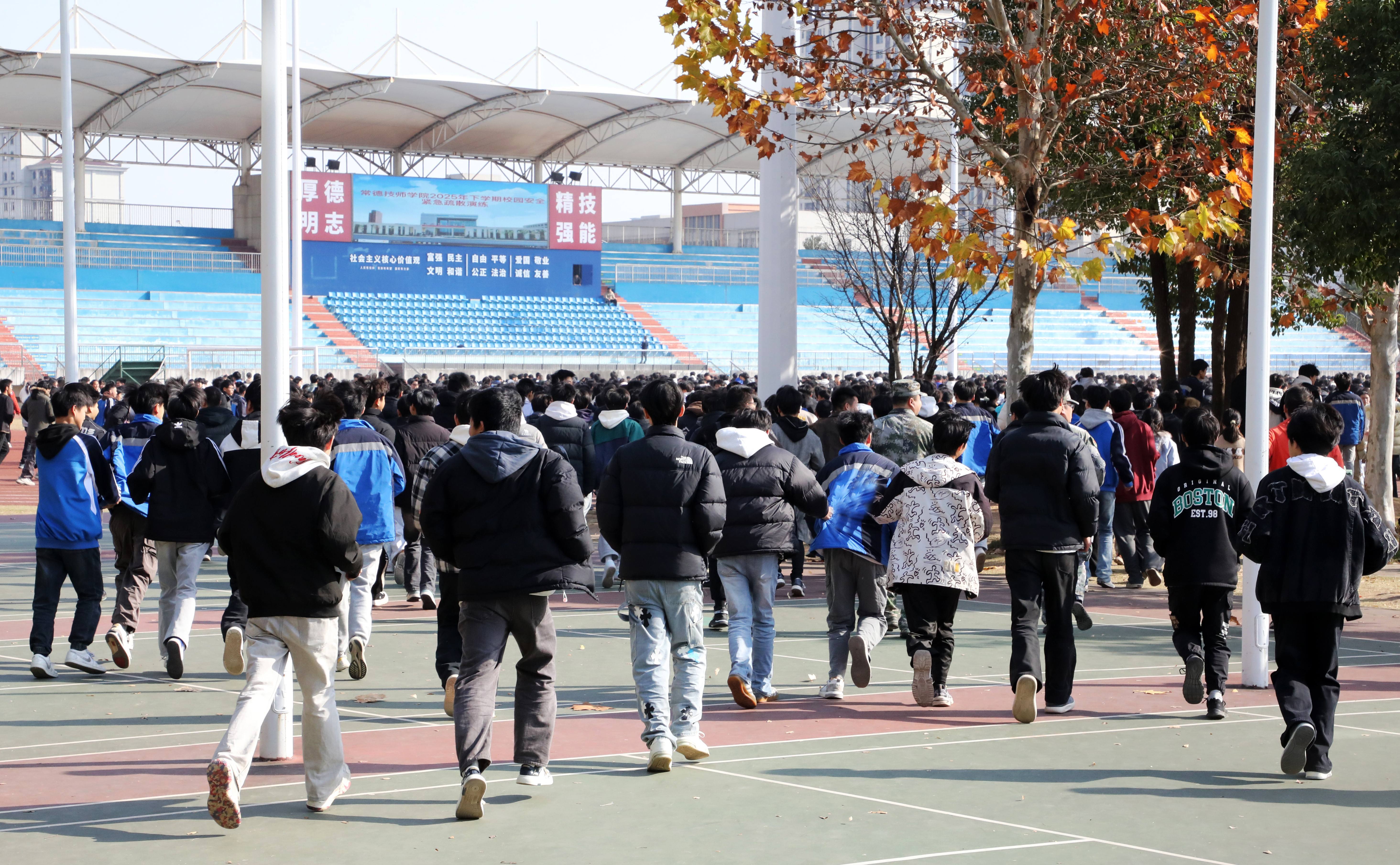 同学们安全疏散至指定区域