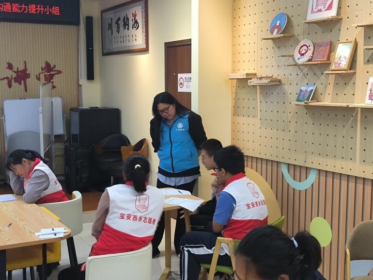 志愿者参与讨论