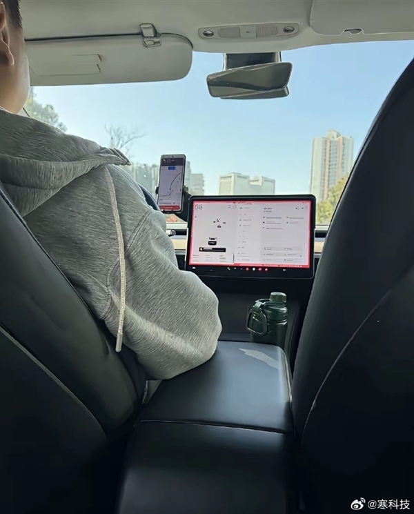为啥很多特斯拉车主用手机导航 博主:没买9.9元/月流量包