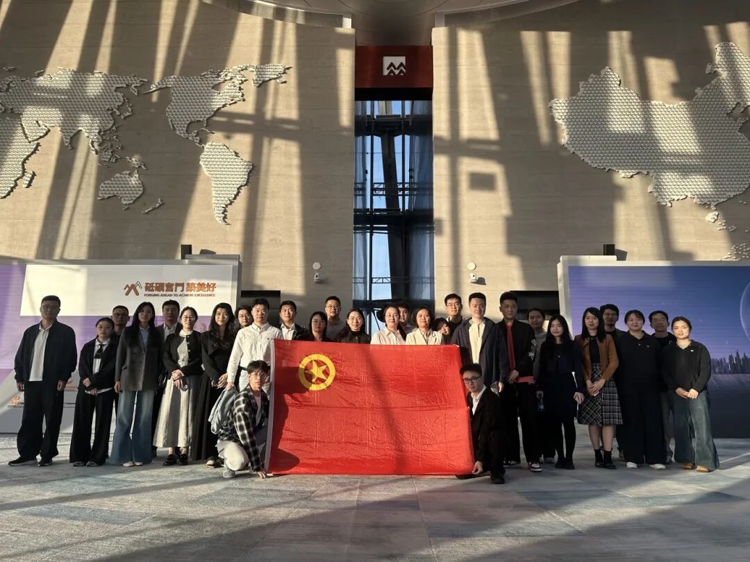 ▲赴中国华润大厦开展参观学习