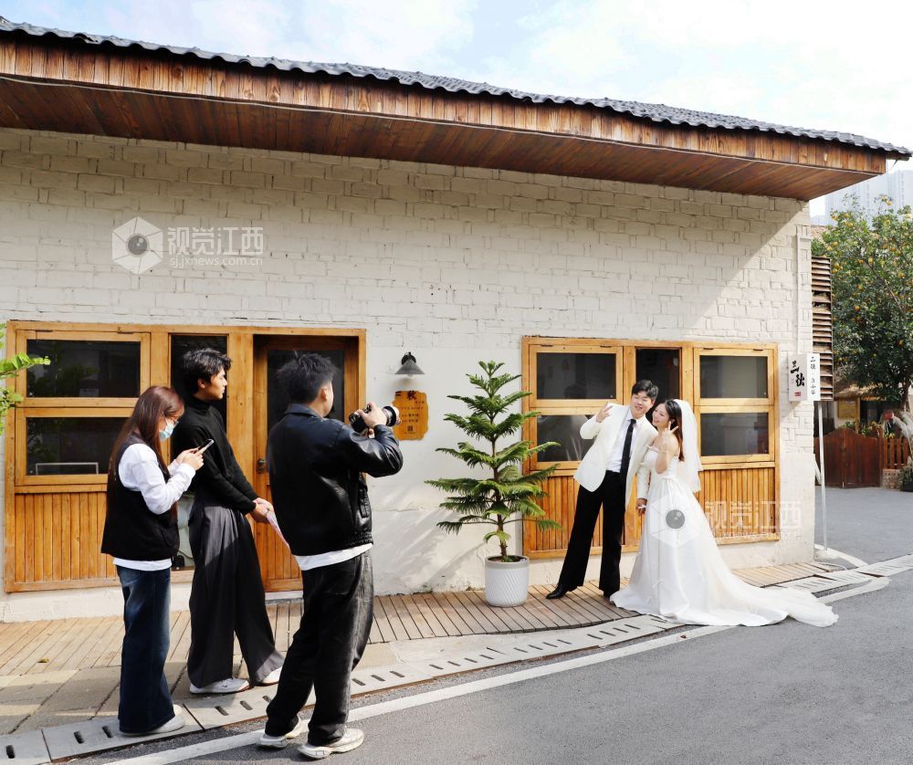 12月2日,一对新人在江西省新余市渝水区城北街道蛤蟆山村拍婚纱照。