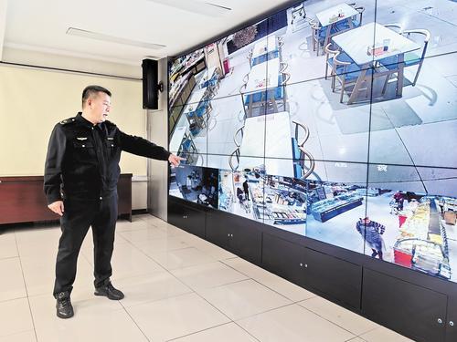 12月1日，承德市市场监督管理局食品流通科科长张宝来正在介绍市场监管数智化平台功能。本报记者 陈宝云摄