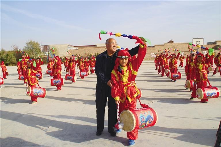 兰州新区第二小学学生在学习兰州太平鼓