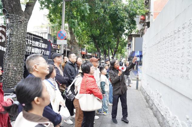 胡野秋正为读者们讲解自己写下的《南园赋》