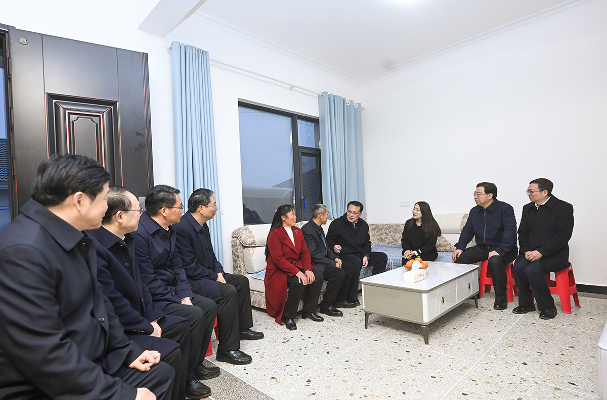 ▲12月2日，在垫江五洞镇月江村，市委书记袁家军入户看望搬入新居的受灾群众。记者 苏思 摄/视觉重庆