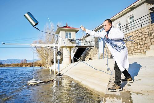 11月18日，张家口市生态环境局怀来分局工作人员取水进行水质检测。