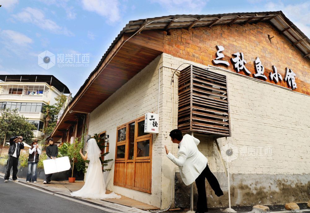 12月2日,一对新人在江西省新余市渝水区城北街道蛤蟆山村拍婚纱照。