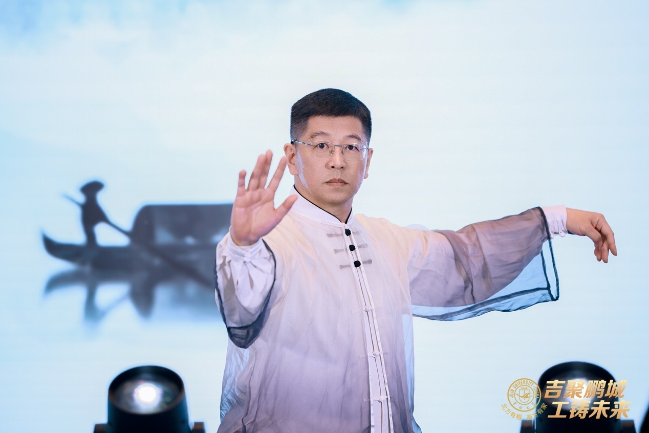 深圳市吉林大学校友会工学分会常务副会长杨磊的太极表演