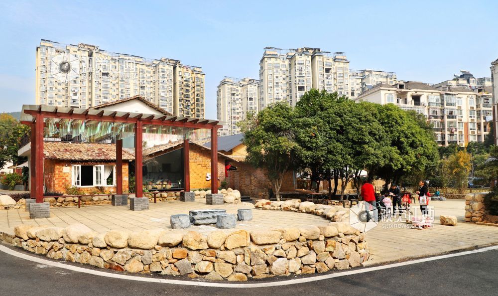 12月2日,市民在江西省新余市渝水区城北街道蛤蟆山村游玩。