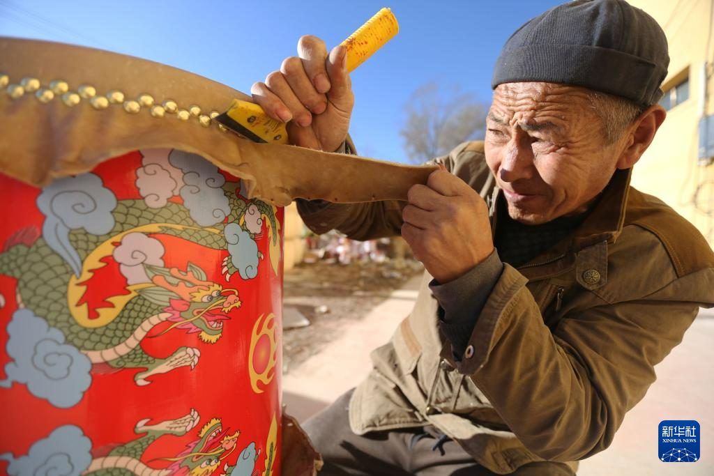 11月27日，手工艺人周天成切割牛皮。新华社发（王克贤　摄）