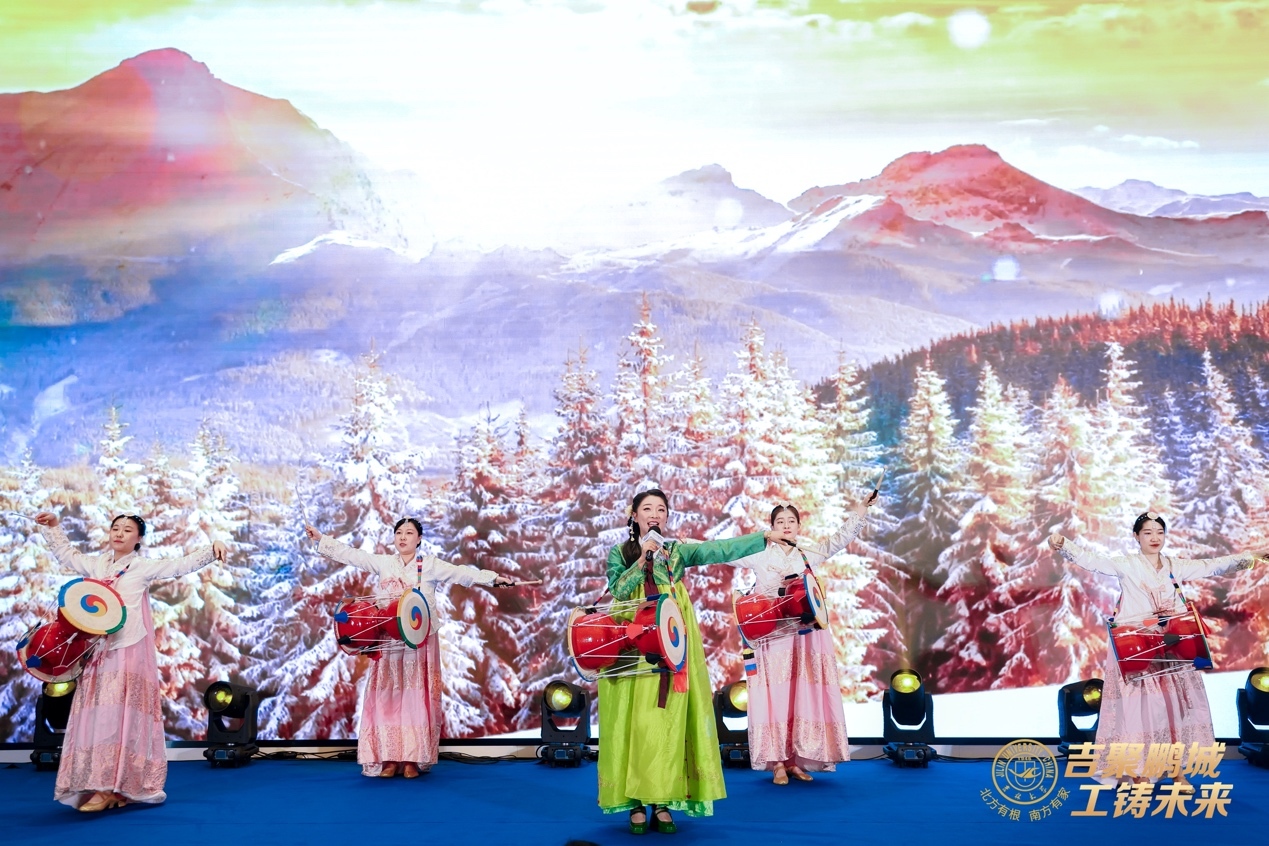 聚会现场,深圳市吉林大学校友会艺术团团长孙紫涵带领团员精彩演绎吉林非遗舞蹈《长鼓敲起来》