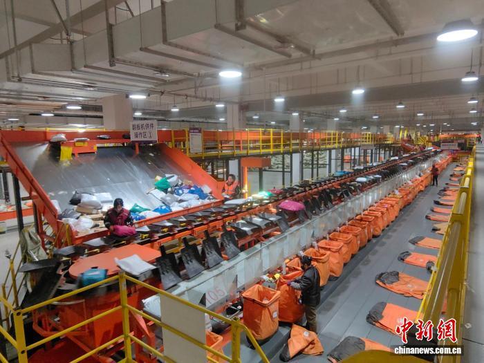 图为甘肃邮政快递业投运的自动智能分拣设备,助力生鲜农产品兰州百合加速香飘海内外。(资料图)甘肃省交通运输厅供图